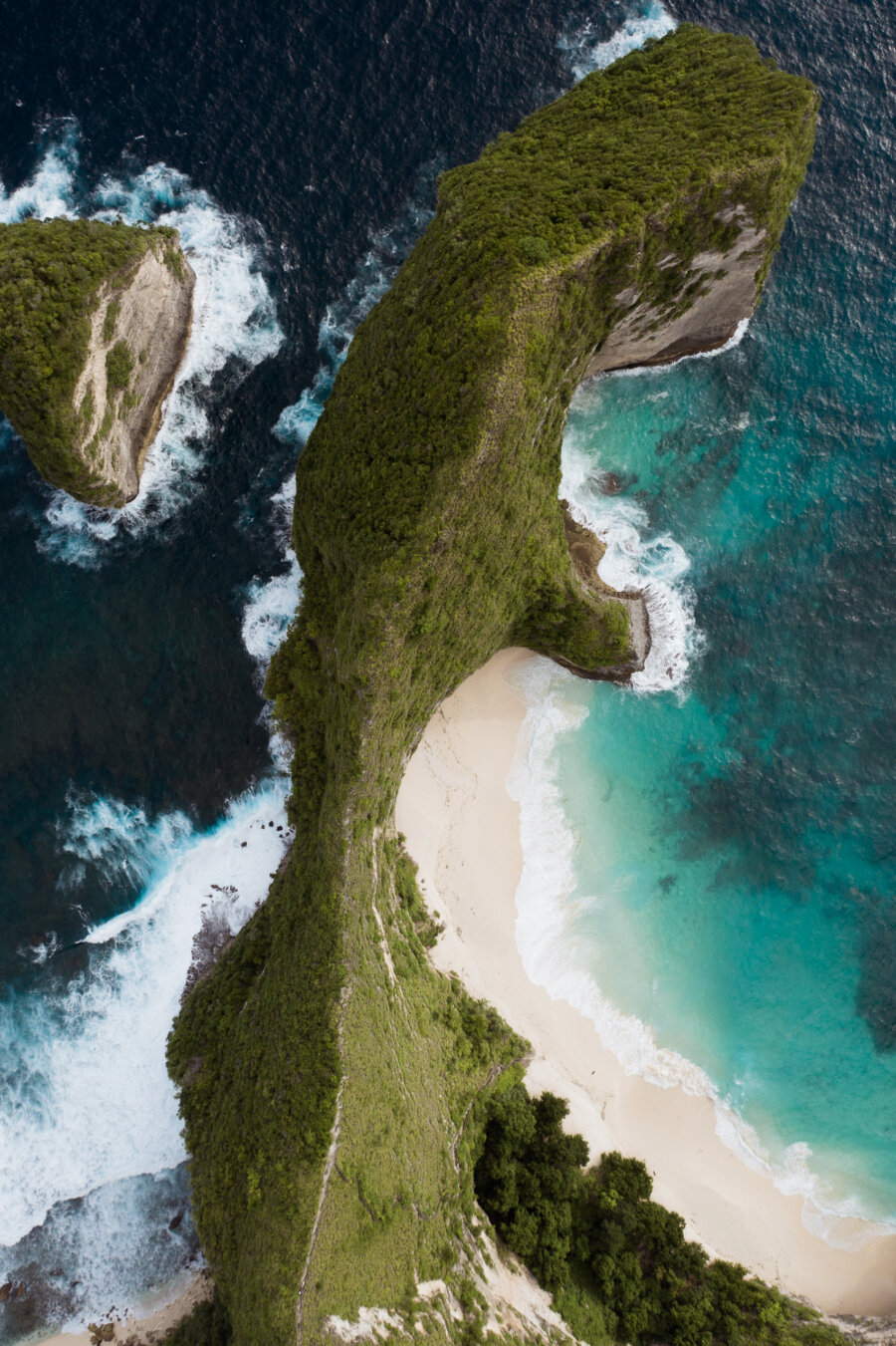 Kelingking beach in nusa penida, birdeye view