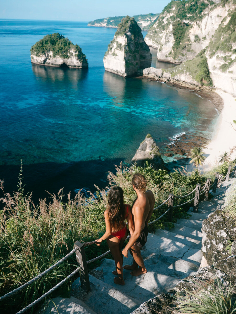 Pili and Dano walking down the stairs in Diamond Beach